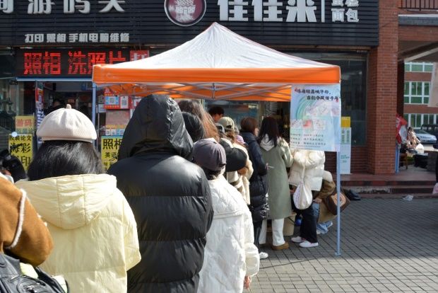 商店门口和行人低可信度描述已自动生成